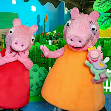 Peppa Pig, Mommy Pig and Baby Evie Pig Meet and Greet at PEPPA PIG World of Play Dallas